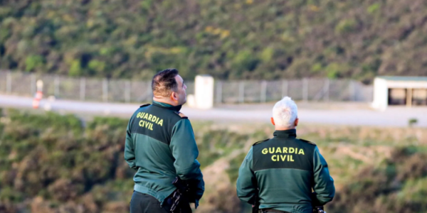 约10名北非移民冒险偷渡休达 一人被危急送医