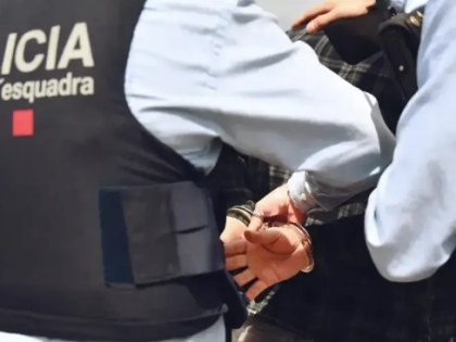 加泰罗尼亚一教师涉嫌骚扰两名未成年女生被捕