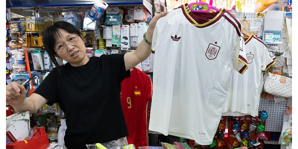 西媒称华人百元店助威西班牙国家队夺得冠军