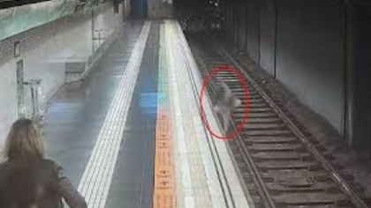 惊险一刻：男子坠落巴塞罗那地铁轨道 众人合力将其救起