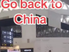 华人在机场一起喊:Go back to China!老外都看懵了