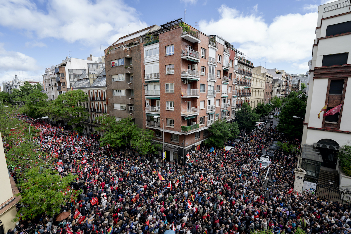 EuropaPress_5920389_miles_personas_concentracion_calle_ferraz_apoyo_presidente_g.jpg