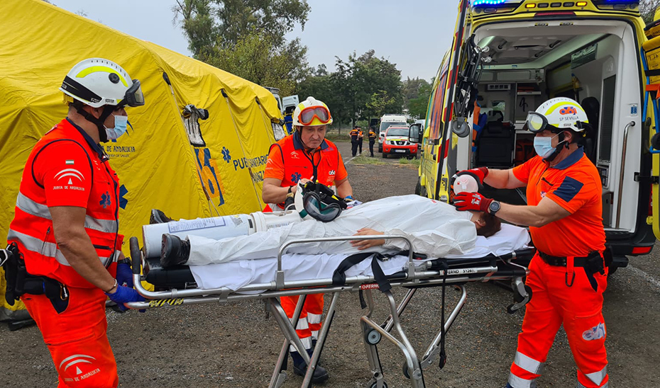 1668425590022Sanitarios llevando herido.jpg