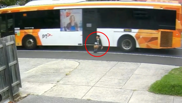 车门夹人酿险情：12岁男孩被公交拖行 司机未察觉已被解雇