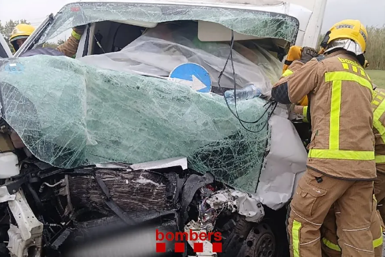 赫罗纳严重车祸：公交与货车正面相撞 3人重伤送医