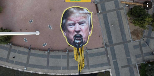 绿色和平马德里抗议：特朗普“吐石油”引发关注