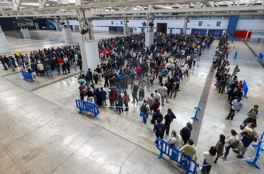 西班牙移民合法化首月陷混乱：20万人申请，审批迟缓引发焦虑