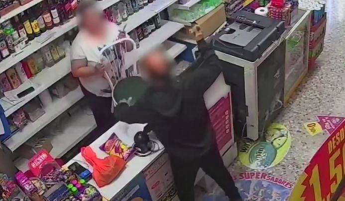 阿利坎特连发两起持刀抢劫案：店员持椅自卫，55岁嫌犯落网