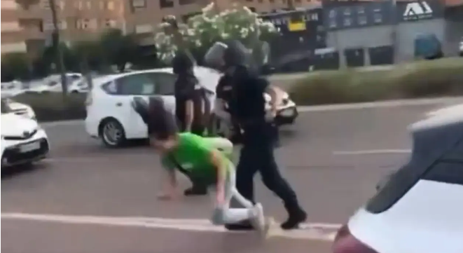 西班牙教师示威现场遭警察从背后推倒，涉事警员面临纪律调查